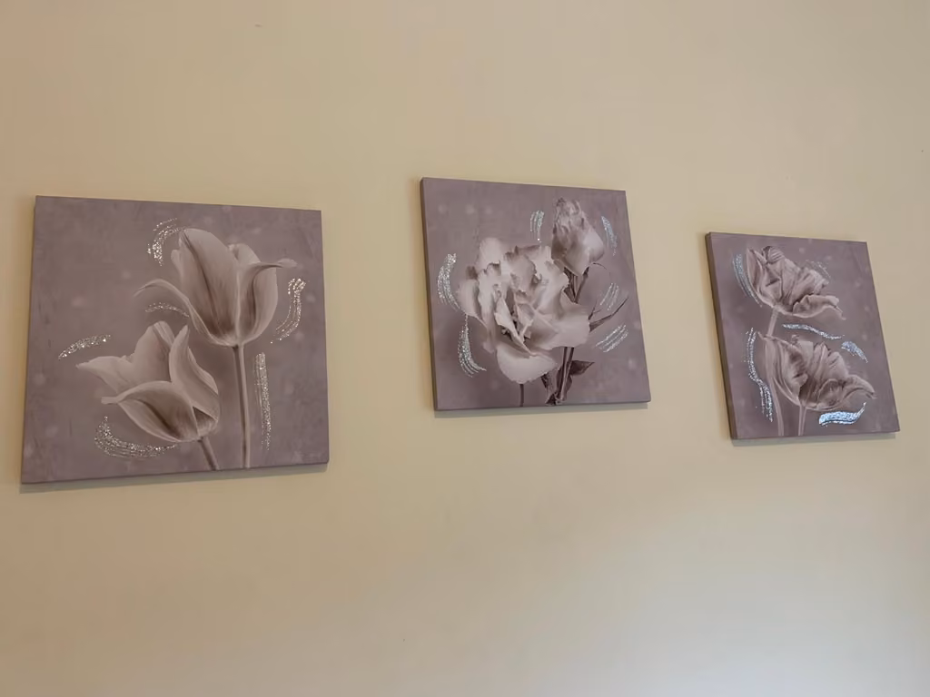Ambiente interno con arredi curati