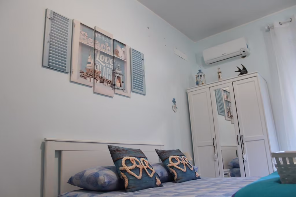 Camera con letto matrimoniale e biancheria bianca