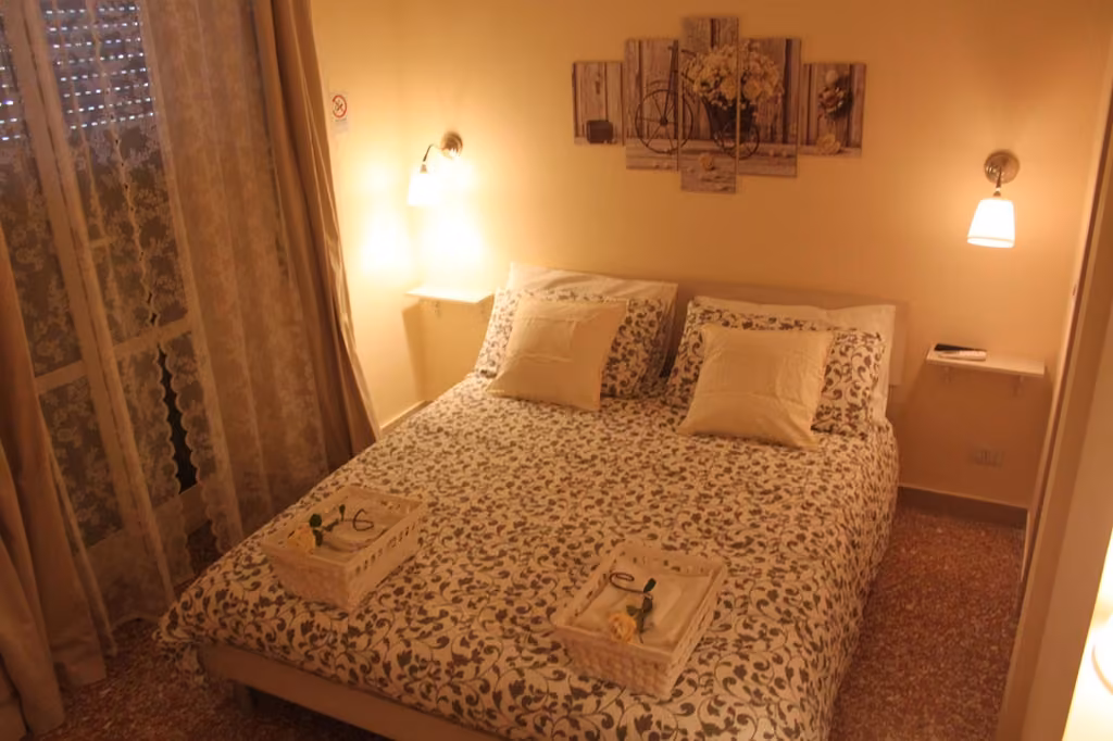 Seconda camera con letto matrimoniale e comodini