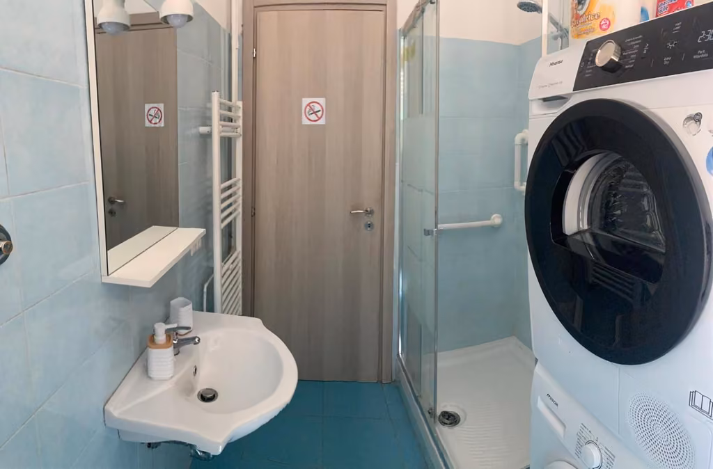 Bagno con lavandino e lavatrice